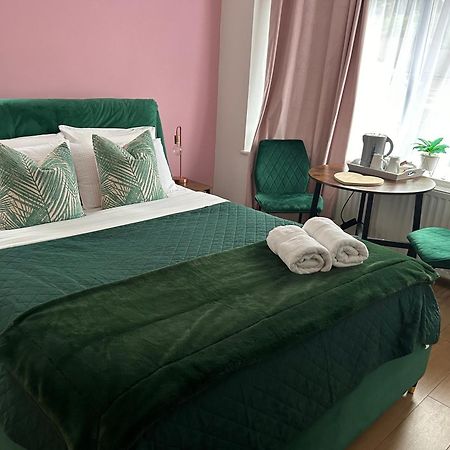 فندق The Lily Pad Near Poole Dorset Self Contained Private Entrance And Free Parking Corfe Mullen المظهر الخارجي الصورة