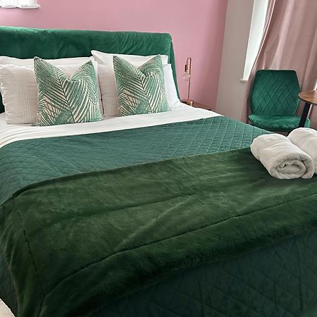 فندق The Lily Pad Near Poole Dorset Self Contained Private Entrance And Free Parking Corfe Mullen المظهر الخارجي الصورة