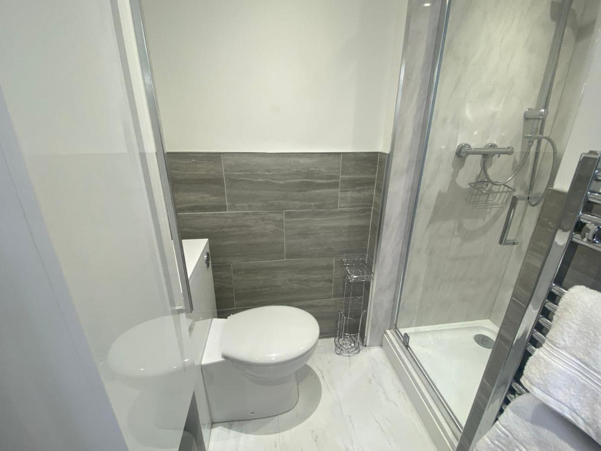 فندق The Lily Pad Near Poole Dorset Self Contained Private Entrance And Free Parking Corfe Mullen المظهر الخارجي الصورة