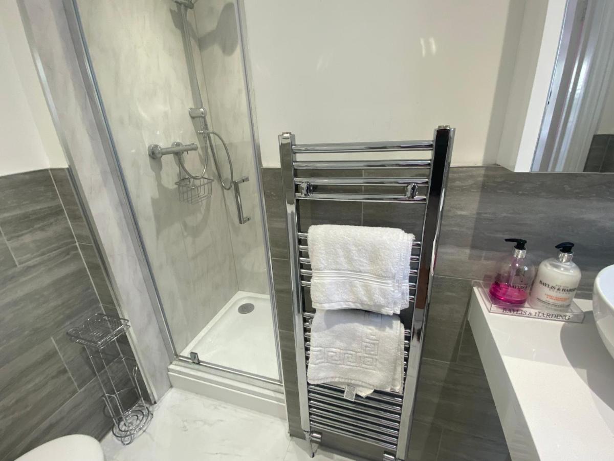 فندق The Lily Pad Near Poole Dorset Self Contained Private Entrance And Free Parking Corfe Mullen المظهر الخارجي الصورة