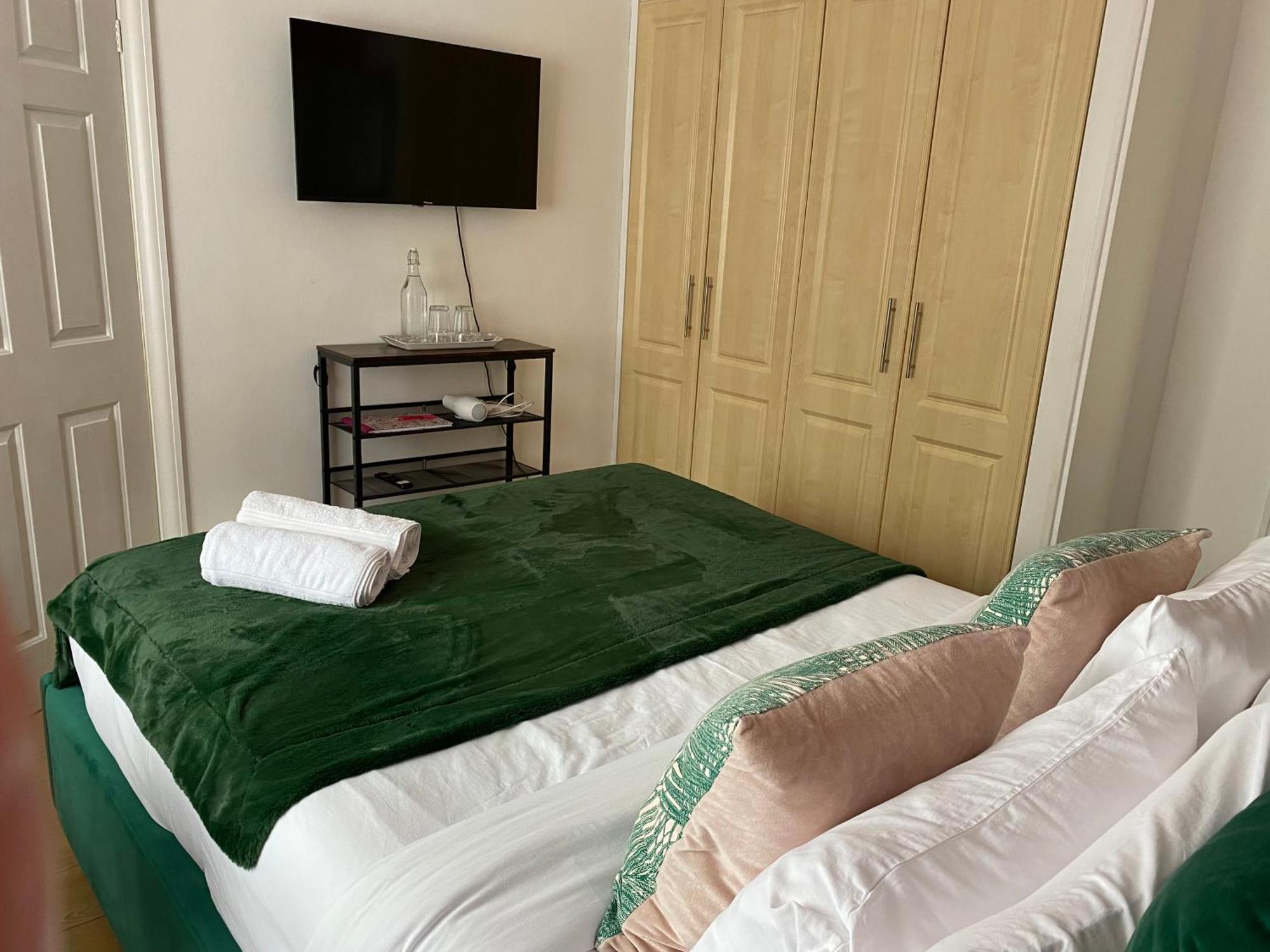 فندق The Lily Pad Near Poole Dorset Self Contained Private Entrance And Free Parking Corfe Mullen المظهر الخارجي الصورة