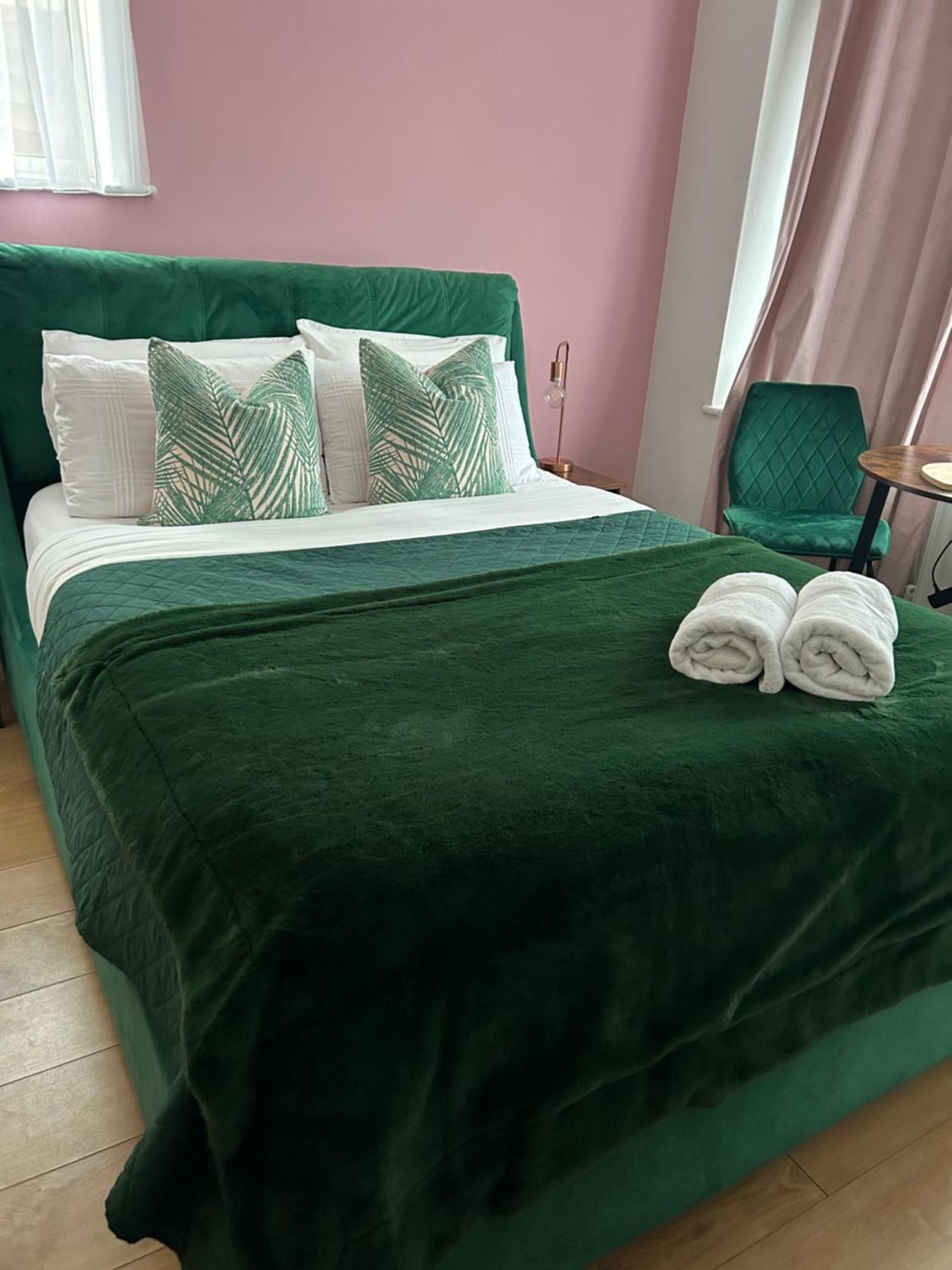 فندق The Lily Pad Near Poole Dorset Self Contained Private Entrance And Free Parking Corfe Mullen المظهر الخارجي الصورة