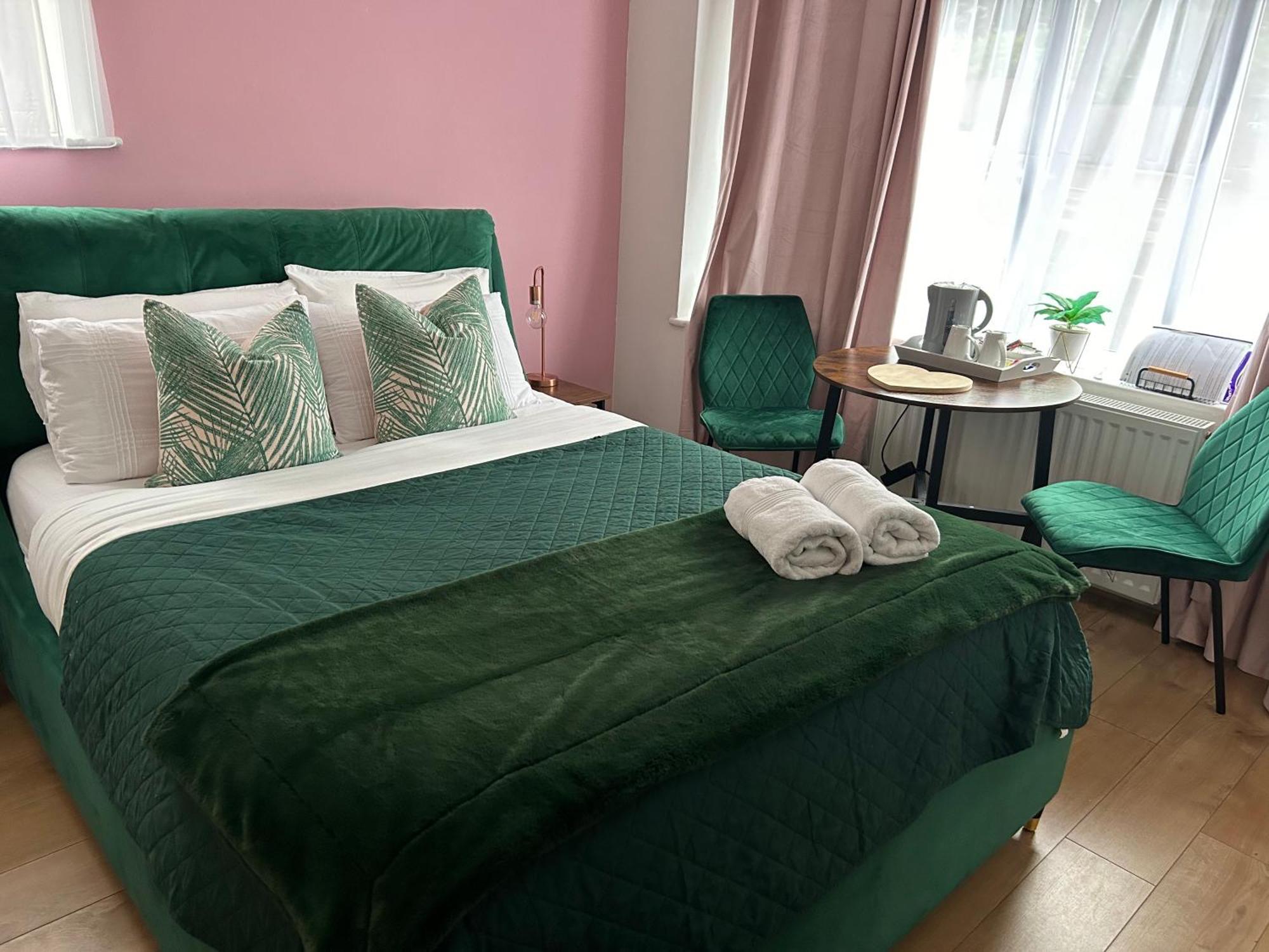 فندق The Lily Pad Near Poole Dorset Self Contained Private Entrance And Free Parking Corfe Mullen المظهر الخارجي الصورة