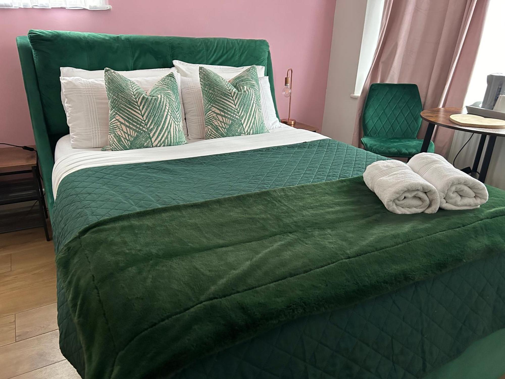 فندق The Lily Pad Near Poole Dorset Self Contained Private Entrance And Free Parking Corfe Mullen المظهر الخارجي الصورة