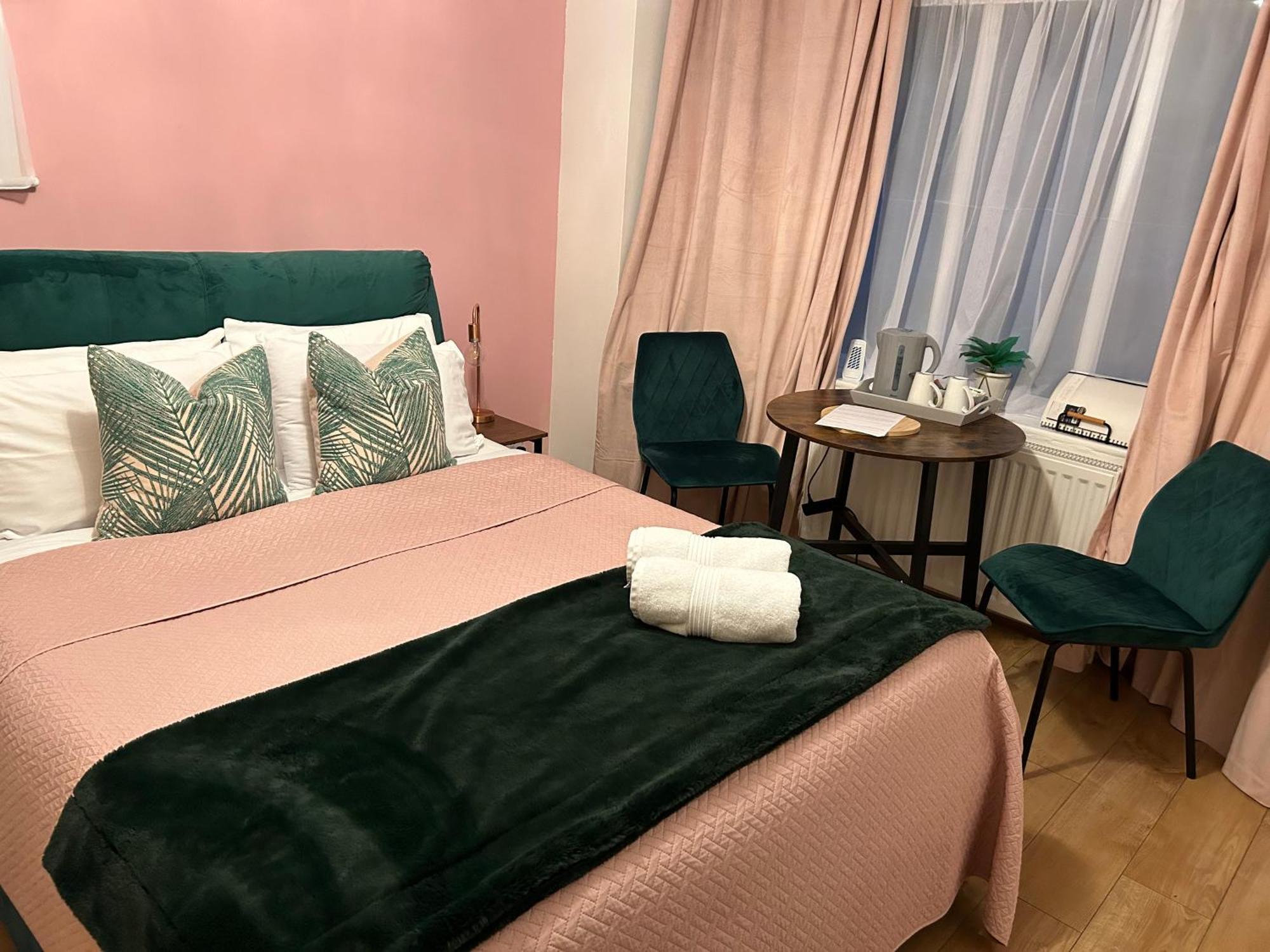 فندق The Lily Pad Near Poole Dorset Self Contained Private Entrance And Free Parking Corfe Mullen المظهر الخارجي الصورة