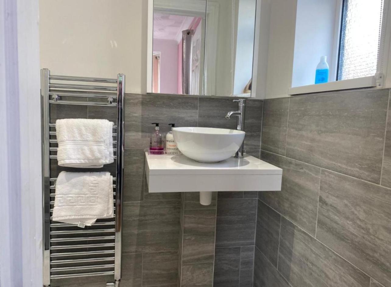 فندق The Lily Pad Near Poole Dorset Self Contained Private Entrance And Free Parking Corfe Mullen المظهر الخارجي الصورة
