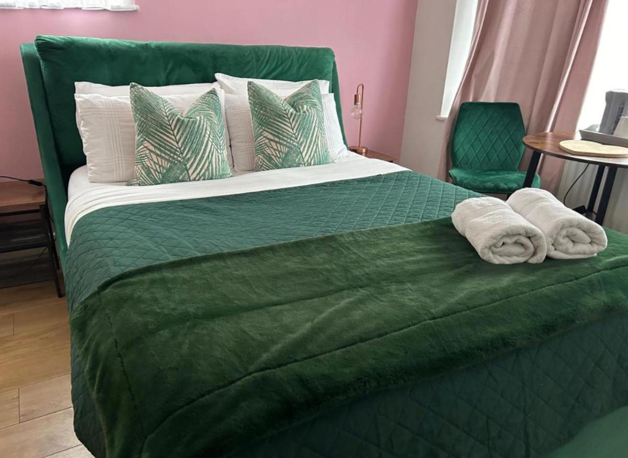 فندق The Lily Pad Near Poole Dorset Self Contained Private Entrance And Free Parking Corfe Mullen المظهر الخارجي الصورة